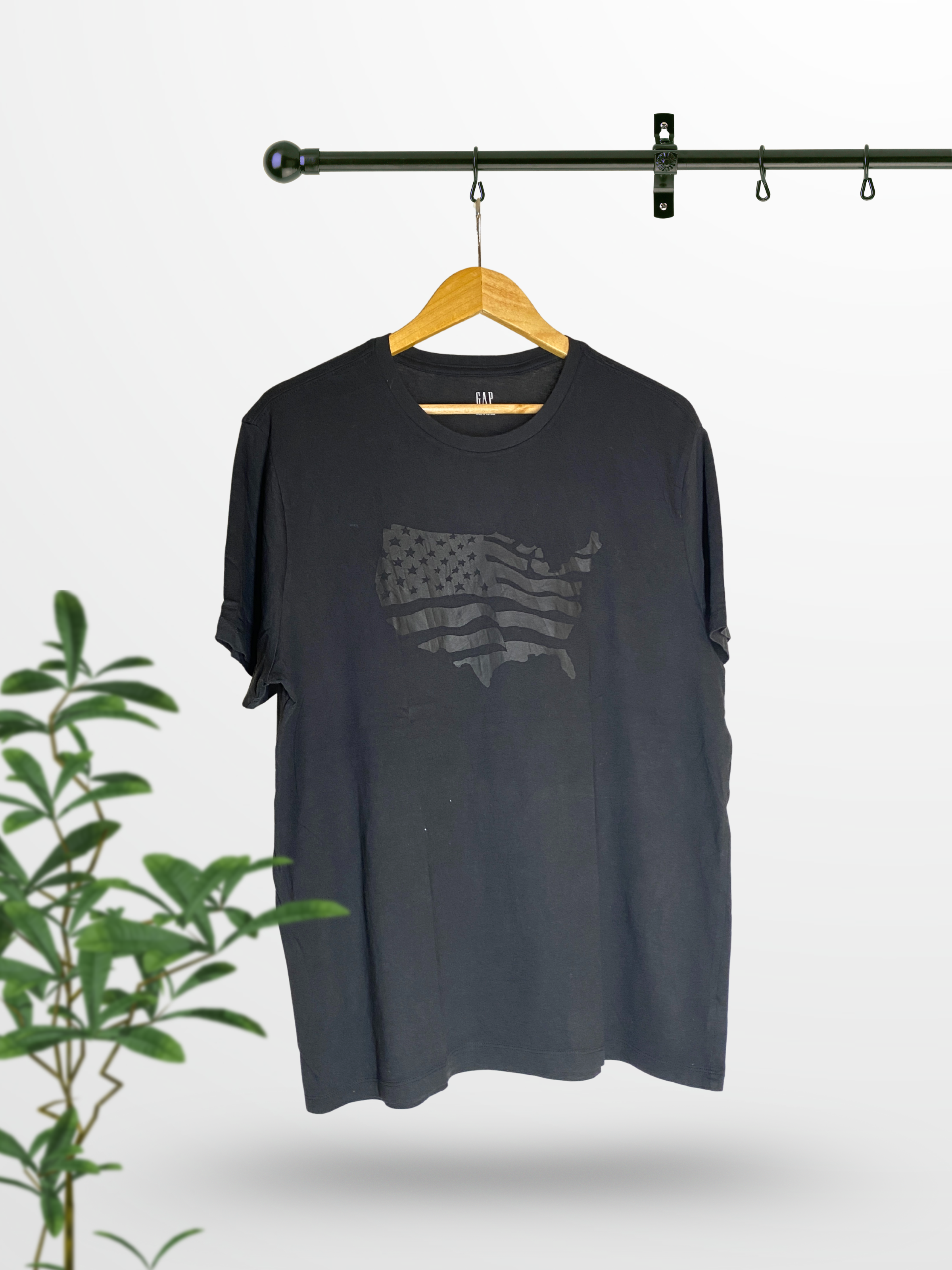 GAP MEN'S T-SHIRT – LARGE